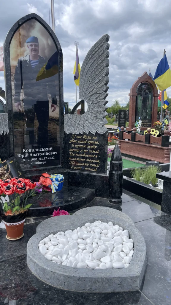 гранітний памятник для воїна зсу