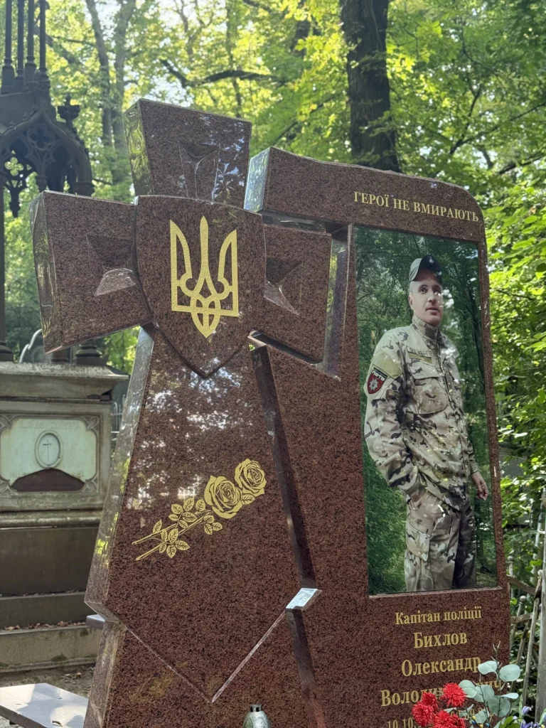 Що потрібно знати про встановлення гранітного пам'ятника на Байковому кладовищі