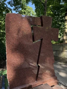 Чому важливо доглядати за гранітним пам’ятником
