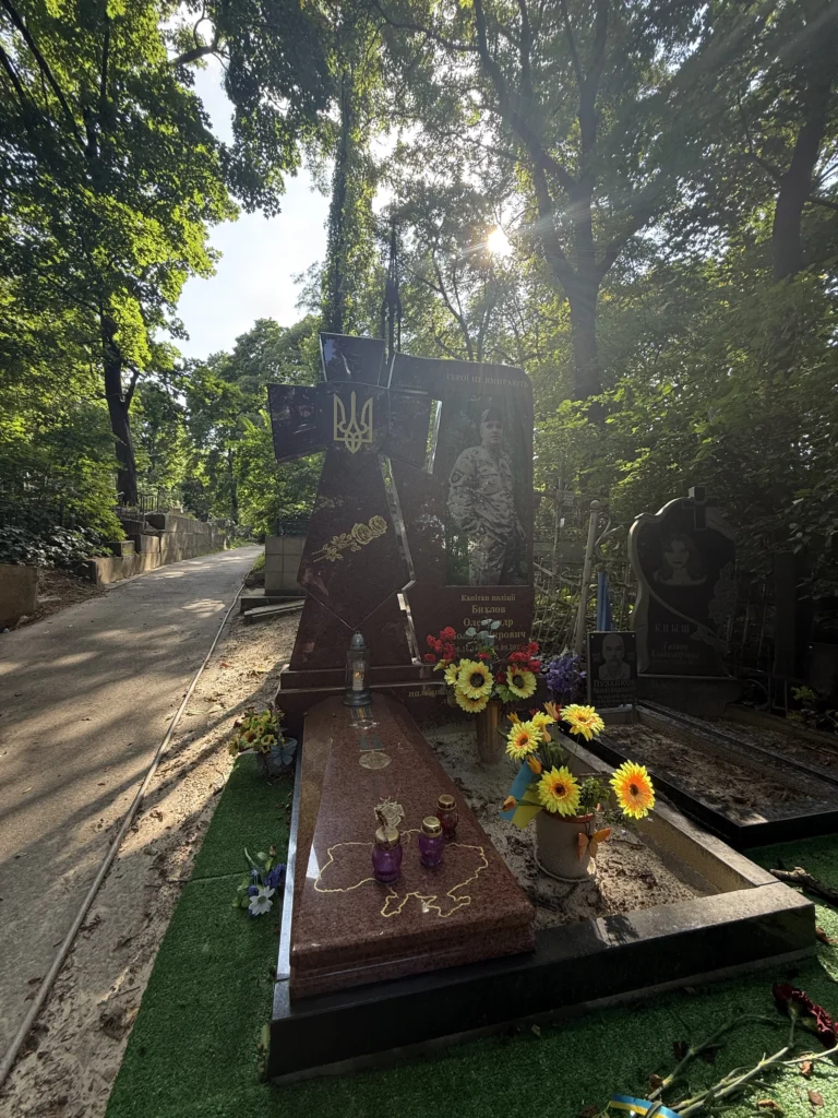 памятник з лізника для воїна