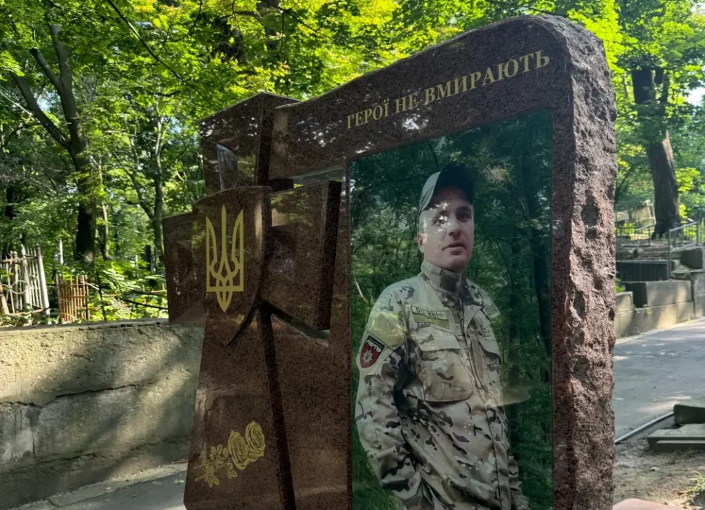Що потрібно знати про встановлення гранітного пам'ятника на Байковому кладовищі