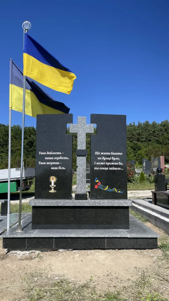 памятник військовому з граніту